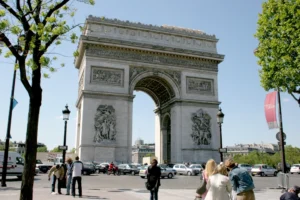 凱旋門位於巴黎香榭麗舍大道西端