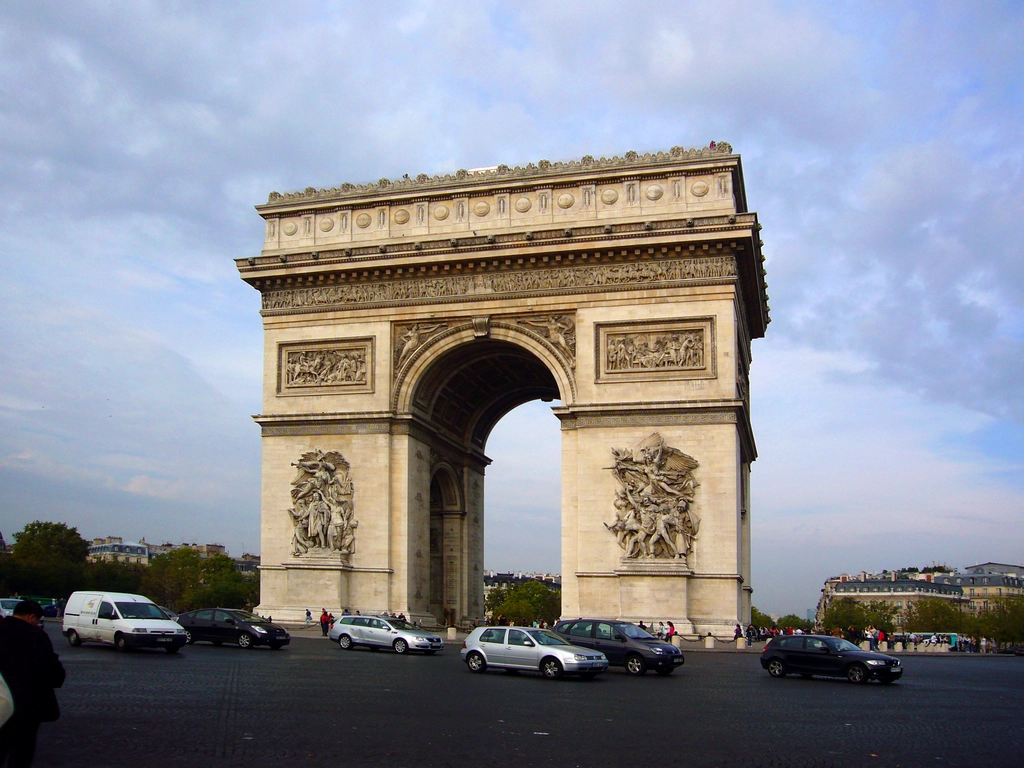 Arc-de-Triomphe2 凱旋門所處的位置正是「星形廣場」(Place Charles de Gaulle - Étoile)。這個巨大的圓環是巴黎交通的獨特奇景。