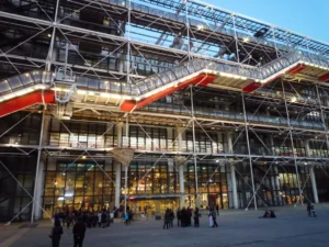 龐畢度藝術中心 Centre Pompidou 由義大利建築師倫佐·皮亞諾與英國建築師理查·羅傑斯設計