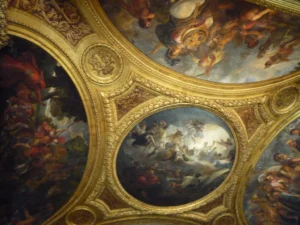 往上仰仍然金碧輝煌