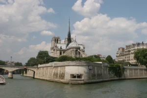 從聖母院後方觀賞巴黎聖母院，會有完全不同的景色