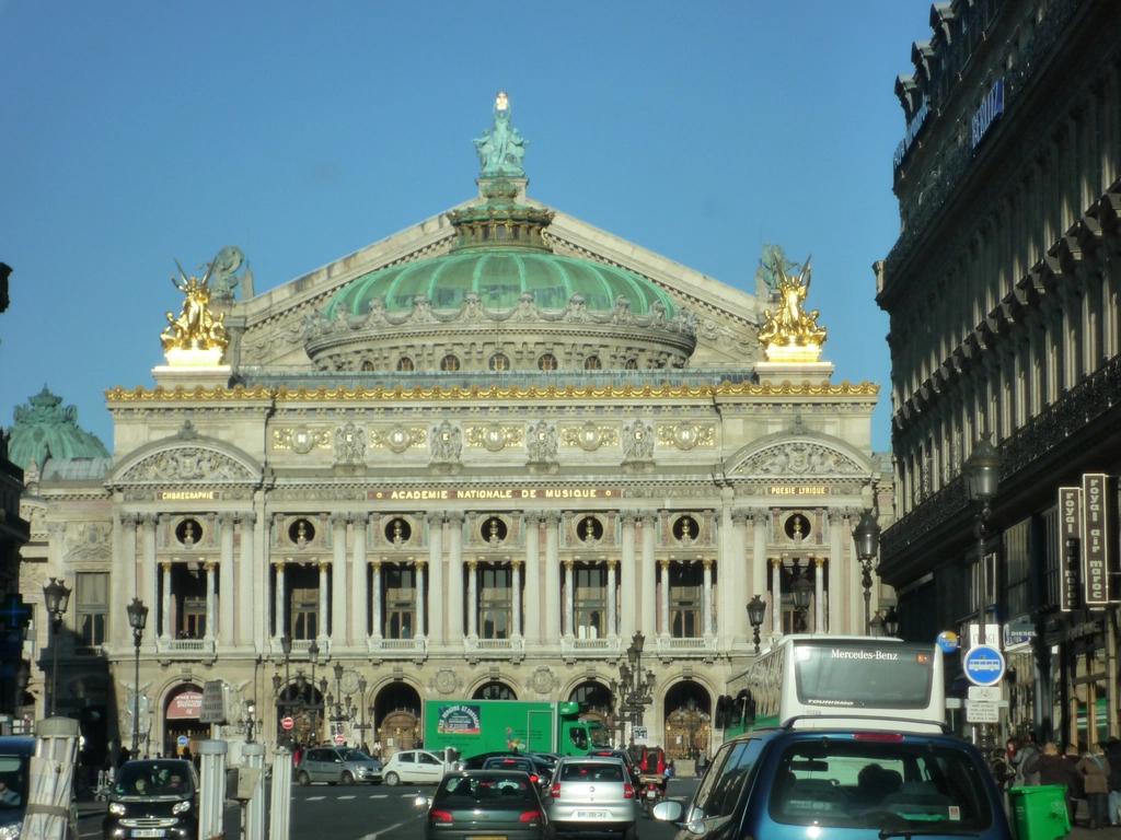 巴黎歌劇院 Opéra de Paris 由年輕建築師查爾斯·加尼耶設計