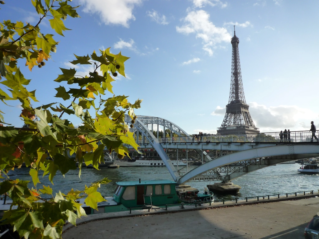 Paris Tour Eiffel view by Riverbank 艾菲爾鐵塔 Tour Eiffel 前的碼頭