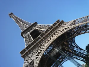 仰望艾菲爾鐵塔 Tour Eiffel 的感覺很奇妙