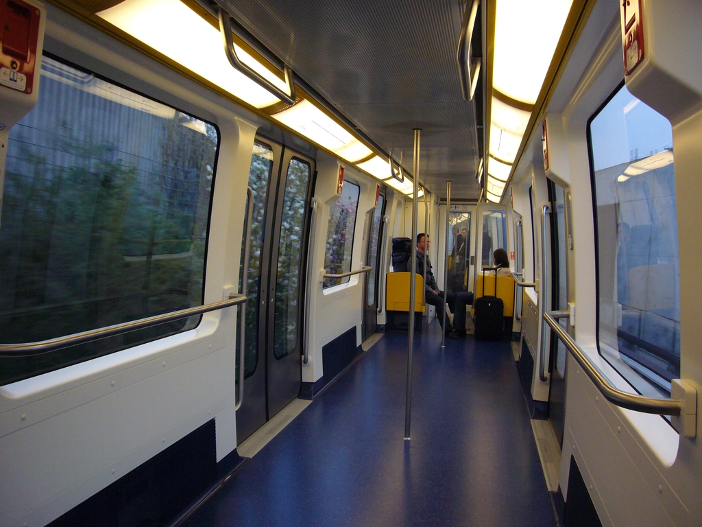 機場捷運 CDGVAL 穿接三個航夏與 RER 快速線車站