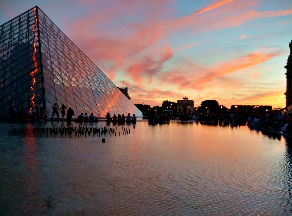 在羅浮宮博物館 Musée du Louvre 玻璃金字塔前看夕陽極美