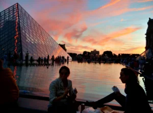 在玻璃金字塔前的噴泉區，是夏日觀賞黃昏的最佳地點。