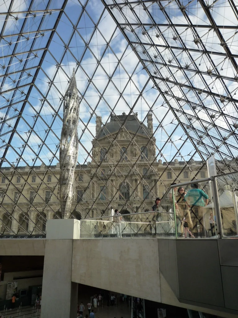 玻璃金字塔從內往外望，可將結構看的一清二楚