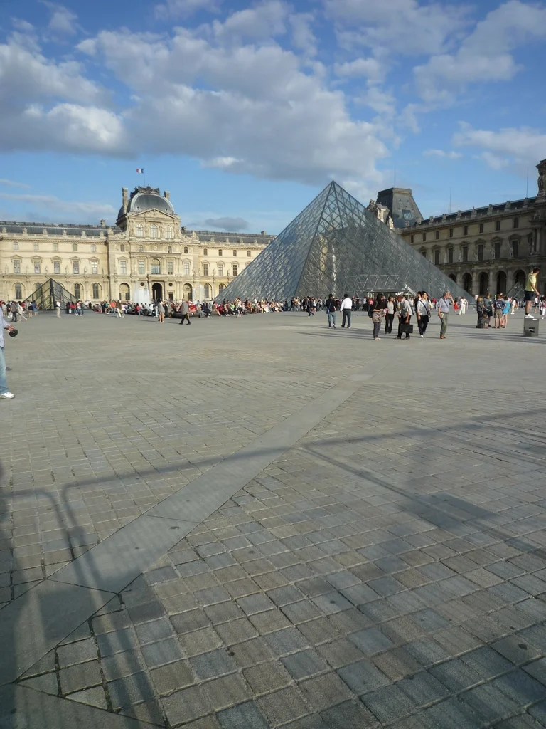 羅浮宮廣場前的對面就是杜樂麗花園 (Jardin des Tuileries)