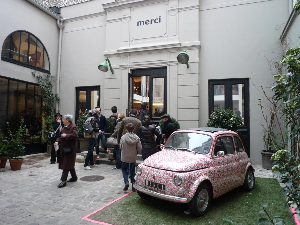 paris-merci_1 巴黎 Merci 本店中中庭這台小車,有時還變裝,已成 Merci 的代表物