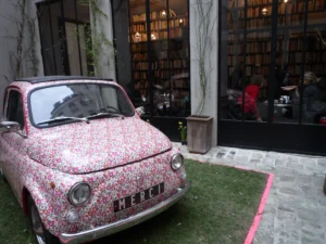 Merci 本店的中庭旁咖啡廳的整面書牆