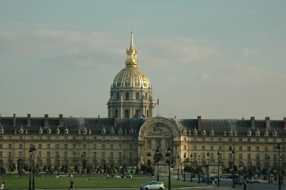 法國巴黎歷史悠久的 Les Invalides 圓頂和外牆