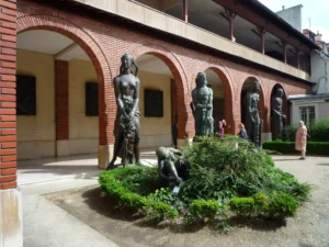 布爾代爾美術館的紅磚拱門庭院