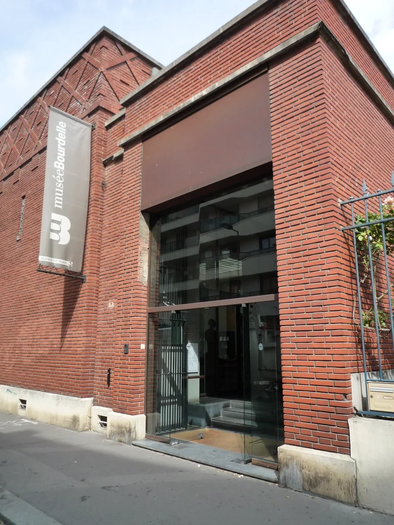 布爾代爾美術館入口不大,進去的空間感很親和