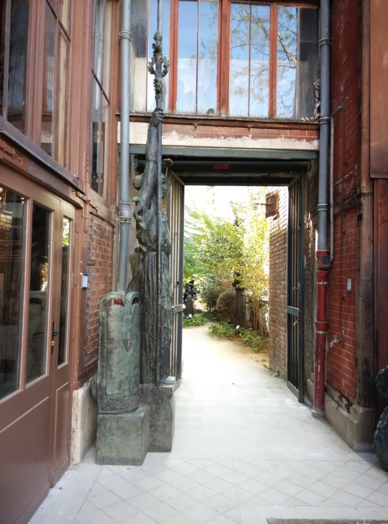 布爾代爾美術館通往工作室的小徑