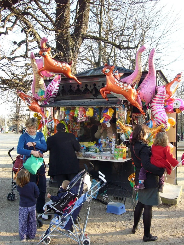盧森堡公園有小孩喜歡的玩具和糖果