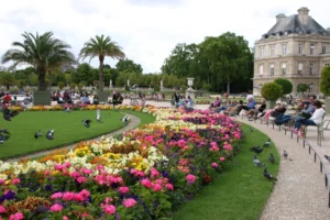 盧森堡公園的花園四季皆有精心設計的花園