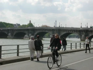 巴黎塞納河畔的自行車