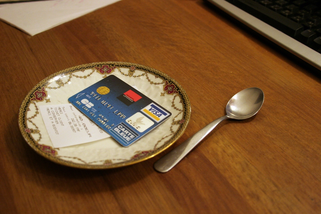 信用卡放在桌上