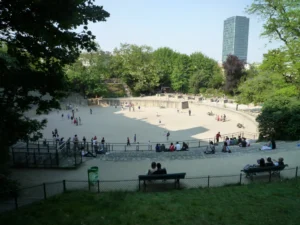 呂特斯競技場視野廣闊 很適合坐在石階椅上野餐