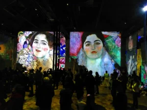 光影工坊的投射藝術展兩個女人畫像