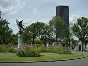 蒙帕納斯墓園距離蒙帕納斯大樓不遠