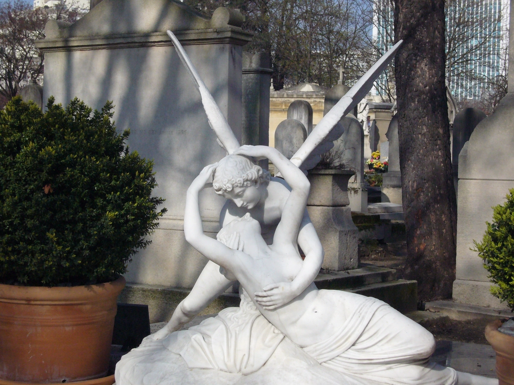 蒙帕納斯墓園內,康斯坦丁·布朗庫西(Constantin Brâncuși)墓碑與他的經典作品《親吻》