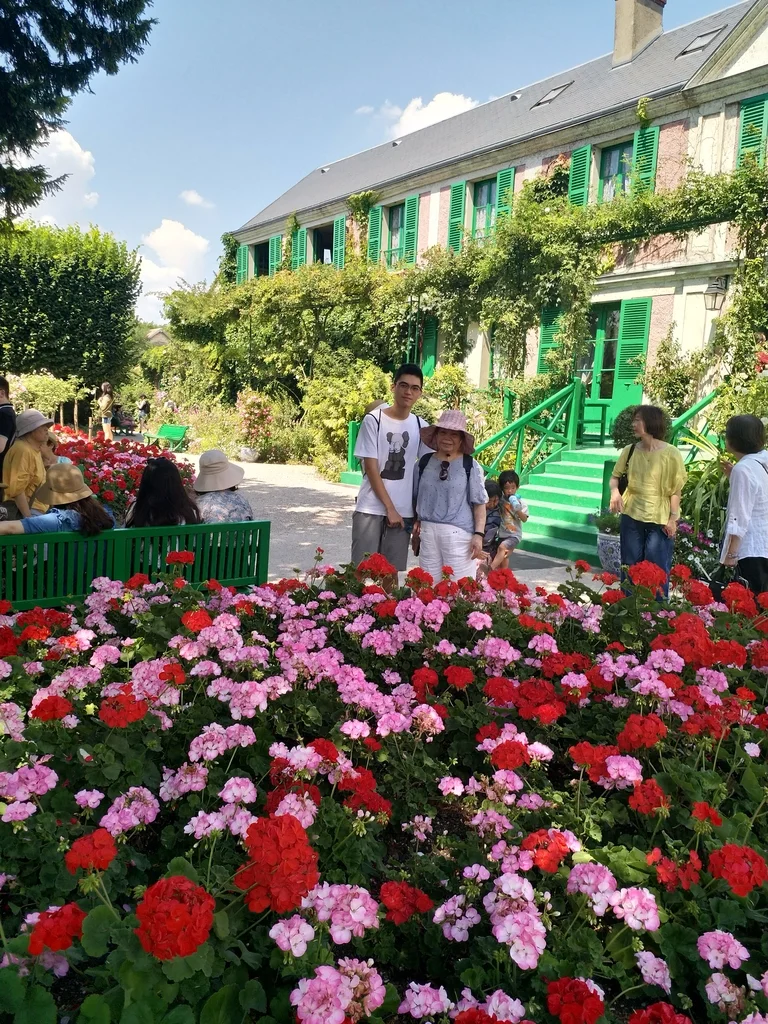 吉維尼莫內花園莫內故居前的玫瑰園