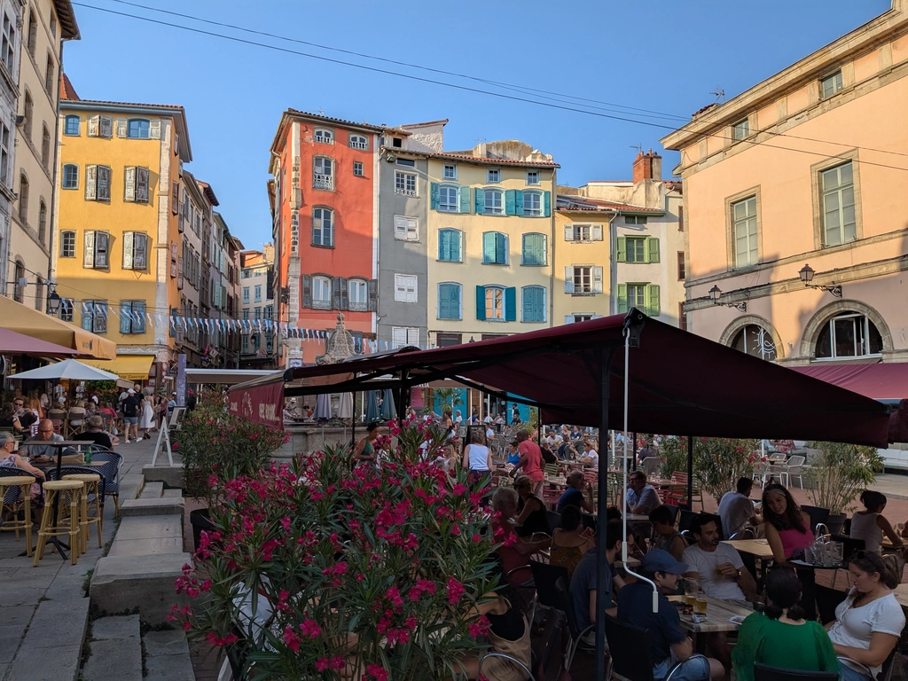 Le Puy-en-Velay 的市集露天咖啡