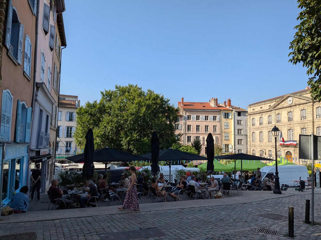 Le Puy-en-Velay廣場前的咖啡廳