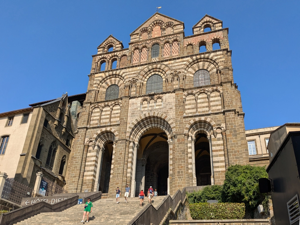 Le Puy-en-Velay 的聖母大教堂外觀