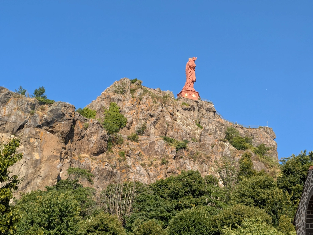 Le Puy-en-Velay 的火山岩柱上的紅色聖母像