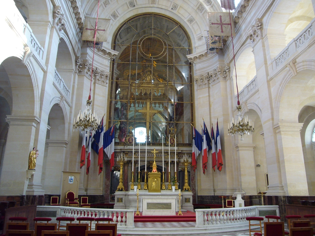les-invalides-paris-06 傷兵院內的教堂隆重且尊嚴,掛滿法國國旗