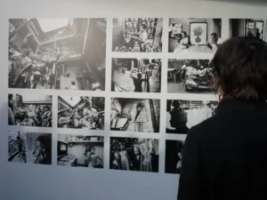 一位女子看著攝影展作品