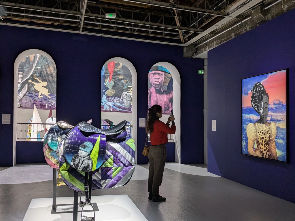 一位女子在美術館裡拍照