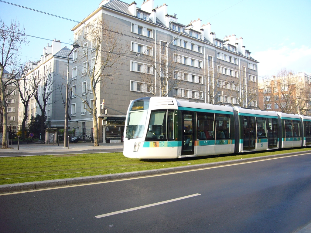 paris-Tramway-02 巴黎輕軌一直有在綠化路線