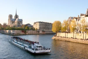 巴黎遊船在聖母院附近的塞納河上