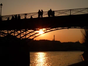 巴黎遊船與藝術橋的夕陽