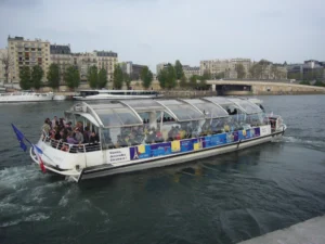 巴黎水上巴士 Batobus 在塞納河上