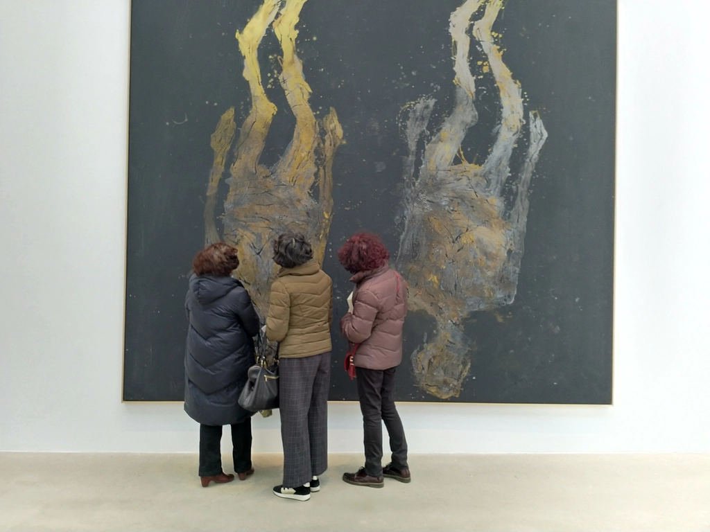Galerie Ropac Pantin 展覽空間的 Baselitz 畫作