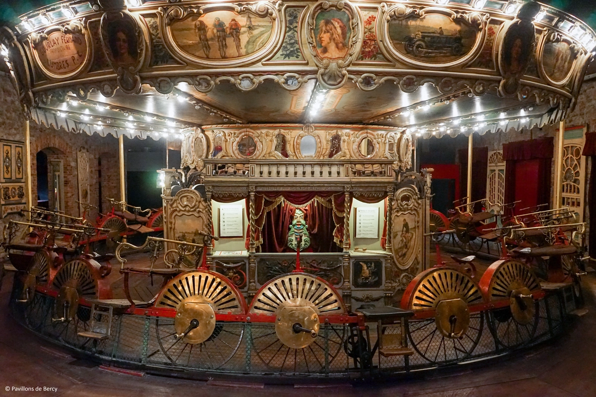 遊樂藝術博物館展廳的腳踏車旋轉木馬