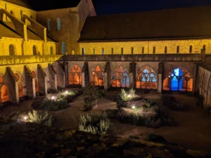 努瓦爾拉克修道院中庭夜景