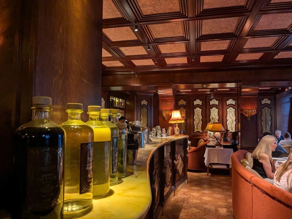 Le Procope 1樓的酒吧與下午茶空間也很舒適