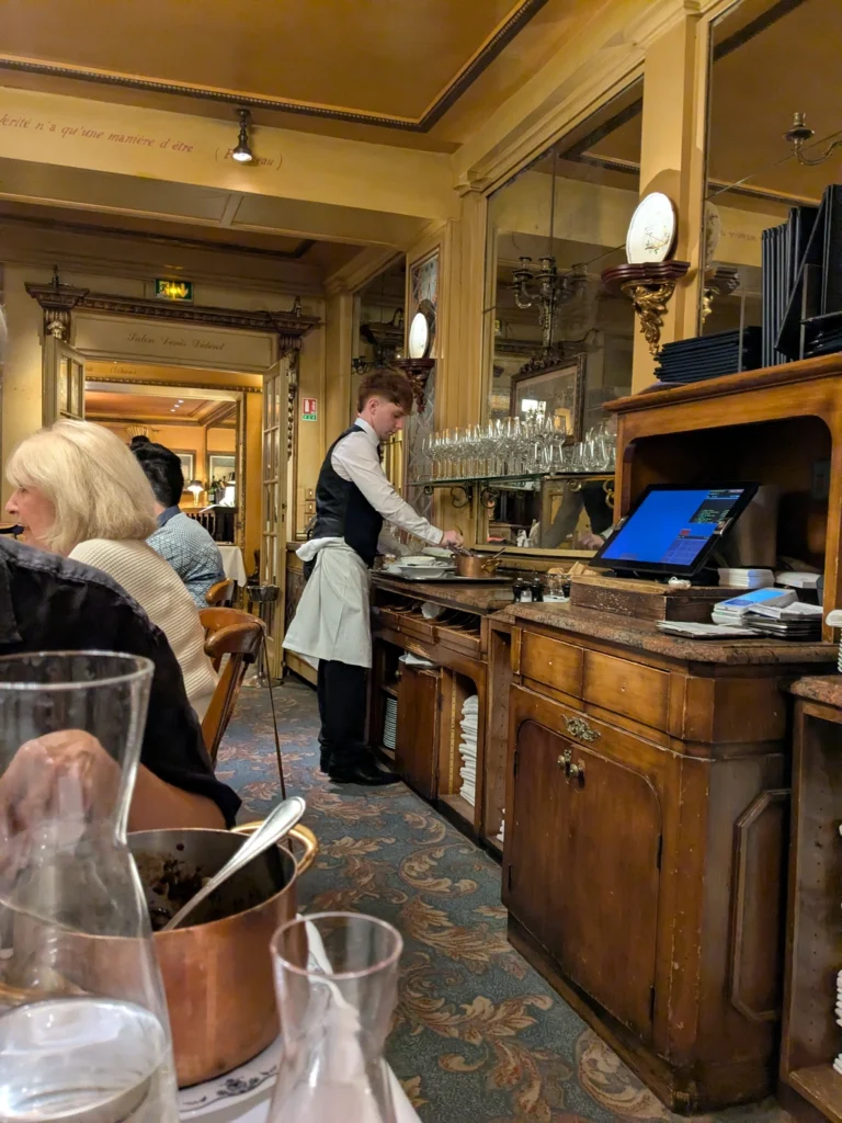 Le Procope 的服務生穿著正式