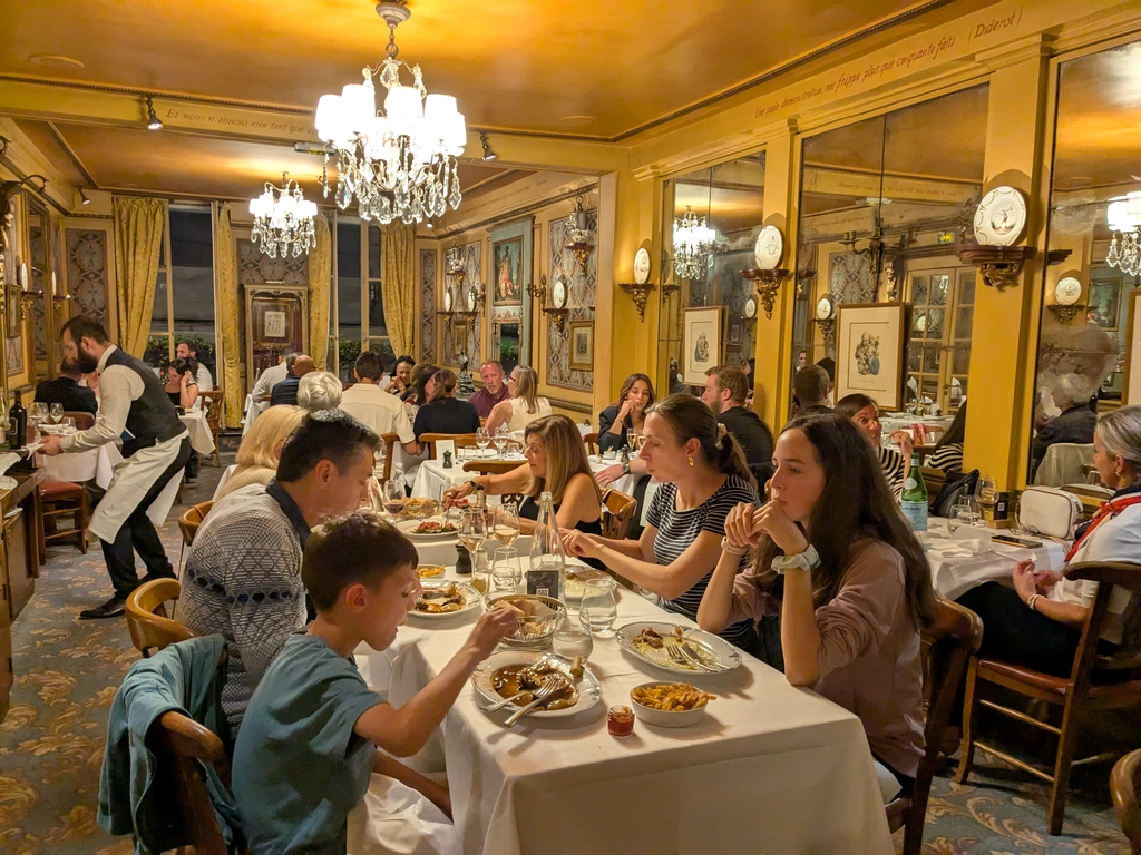 Le Procope 客群年紀層很廣,有情人也有家庭聚會