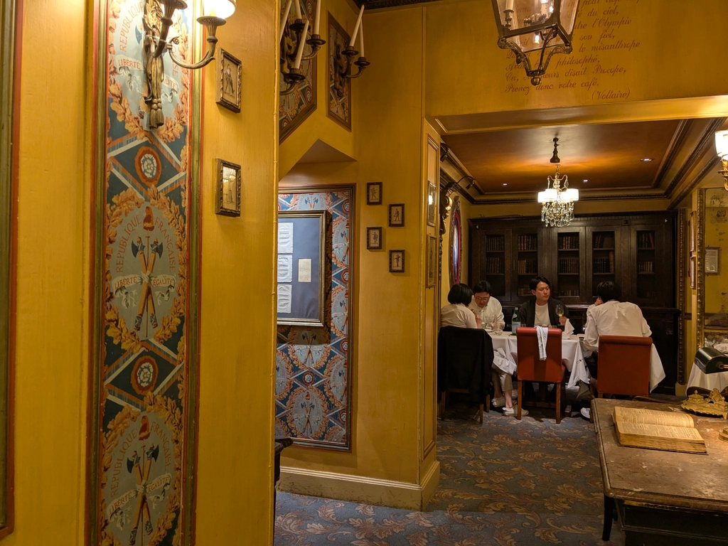 Le Procope 黃色牆面的手繪非常精緻