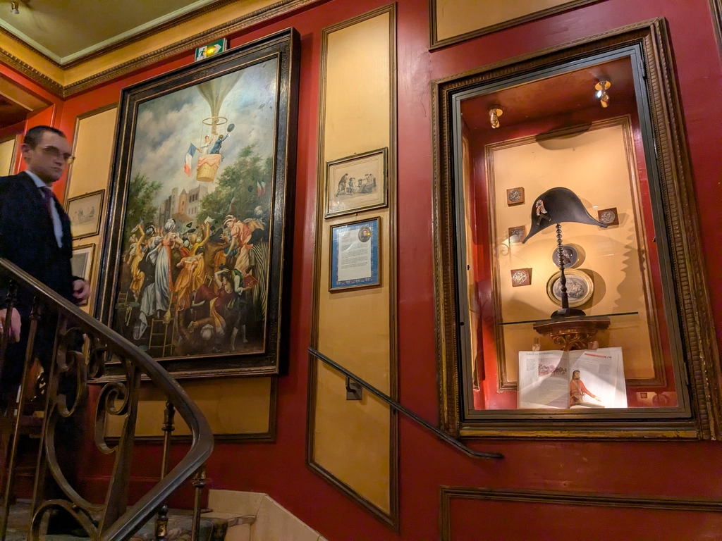 Le Procope 裡面拿破崙留下的帽子