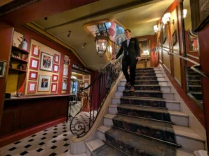 Le Procope 的牆面有許多歷史資料與名人來訪的紀錄