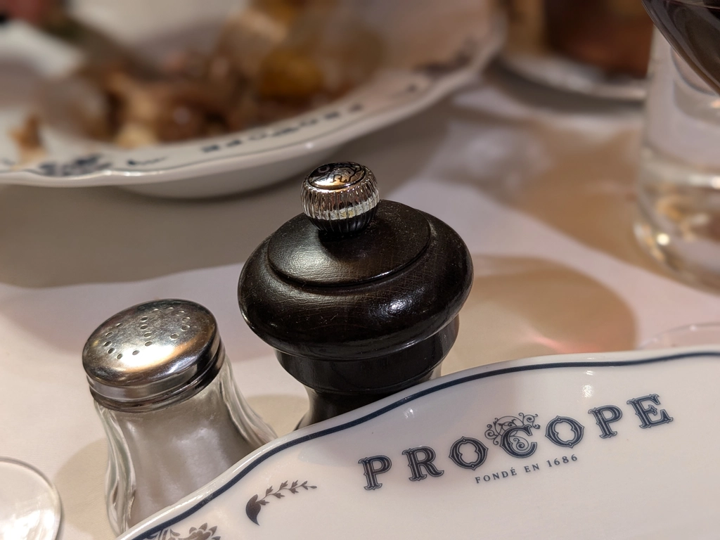 Le Procope 專屬的餐盤