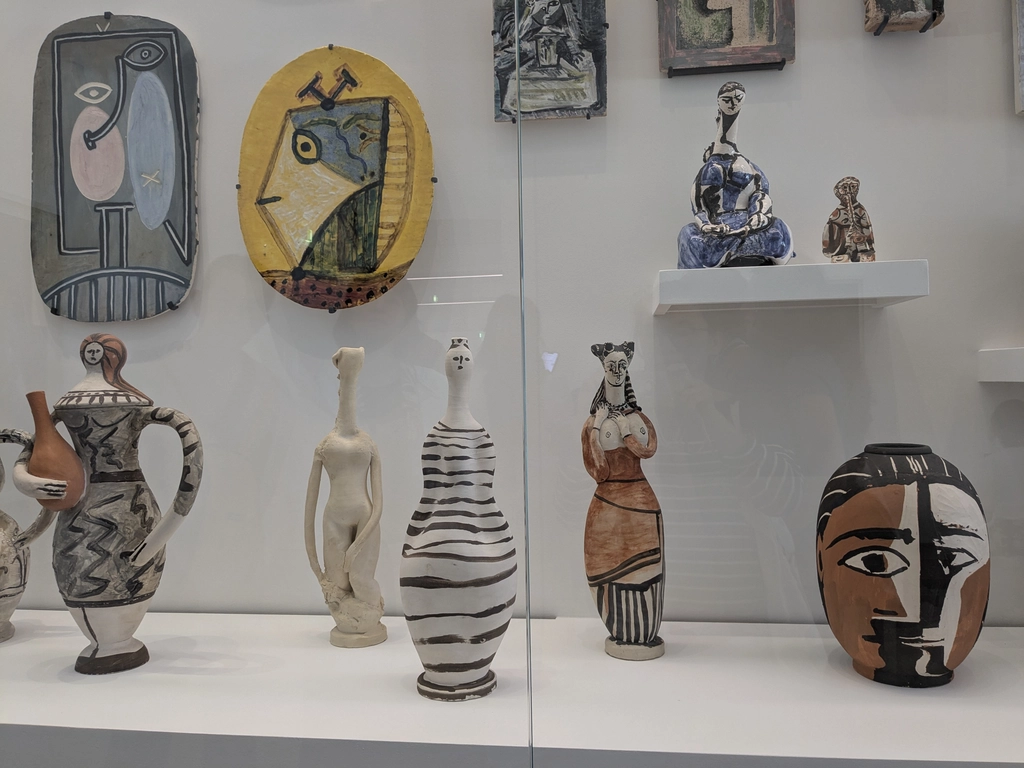 畢卡索美術館展廳陶藝作品